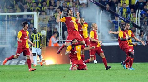 Galatasarayin kadikoyde kupa kaldirmasi